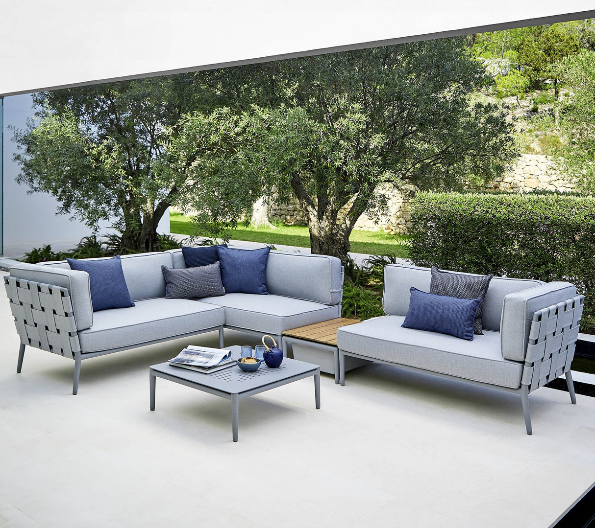 Conic modular corner sofa with box table
