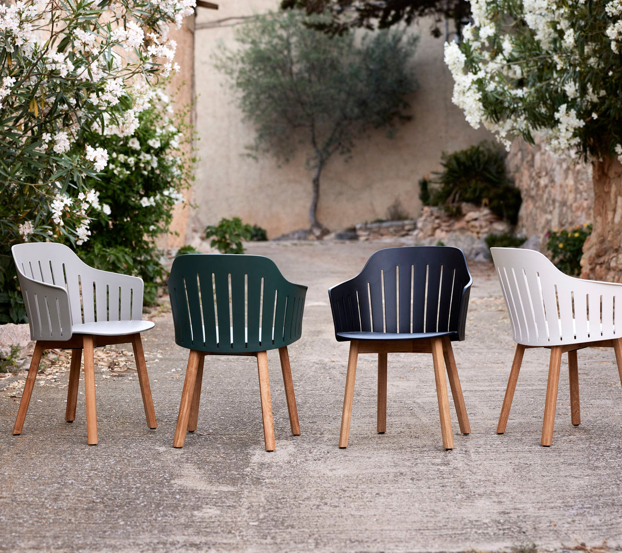 Choice chair with teak legs