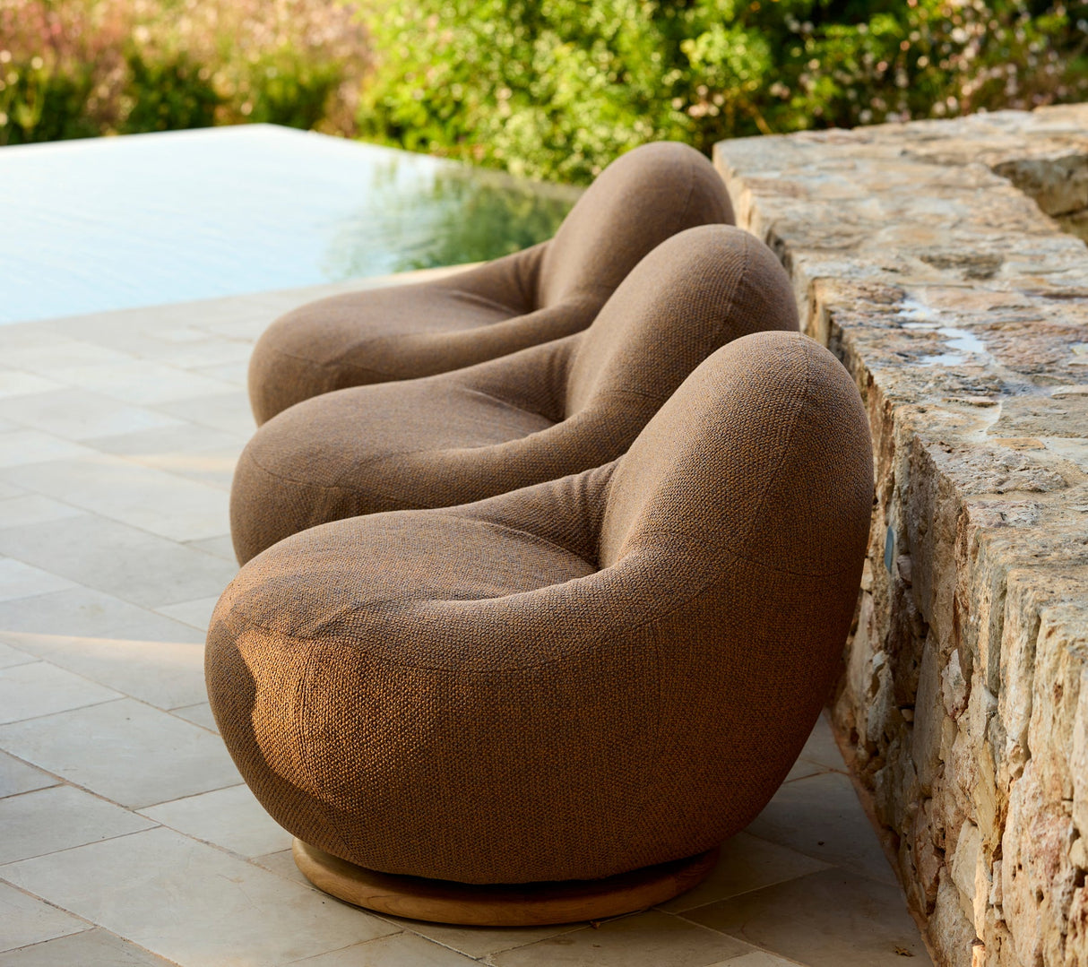 Gem lounge chair w/teak swivel