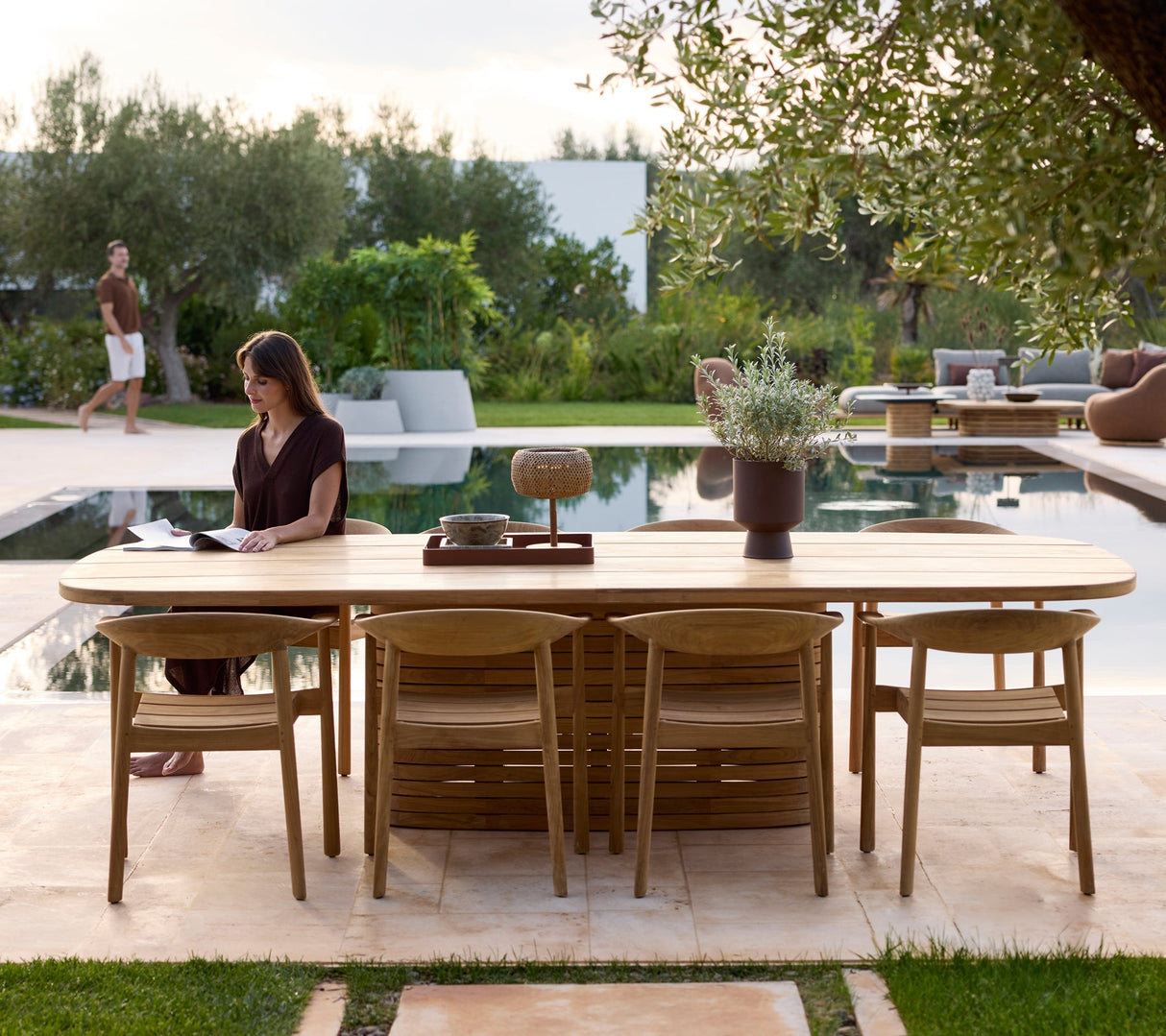 Mellow dining table, oval - large