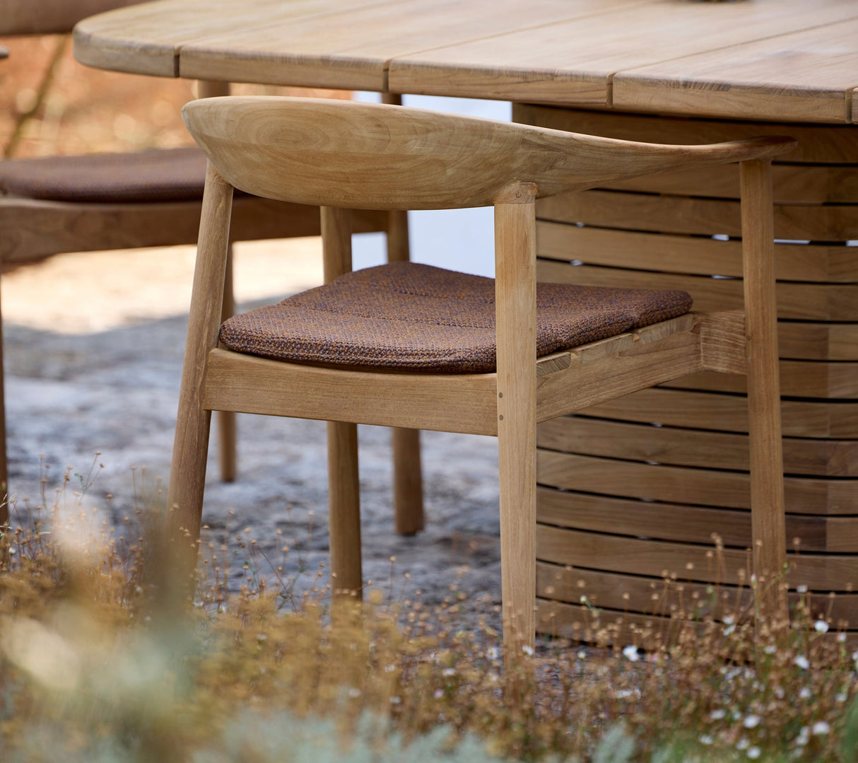 Mellow dining table, square