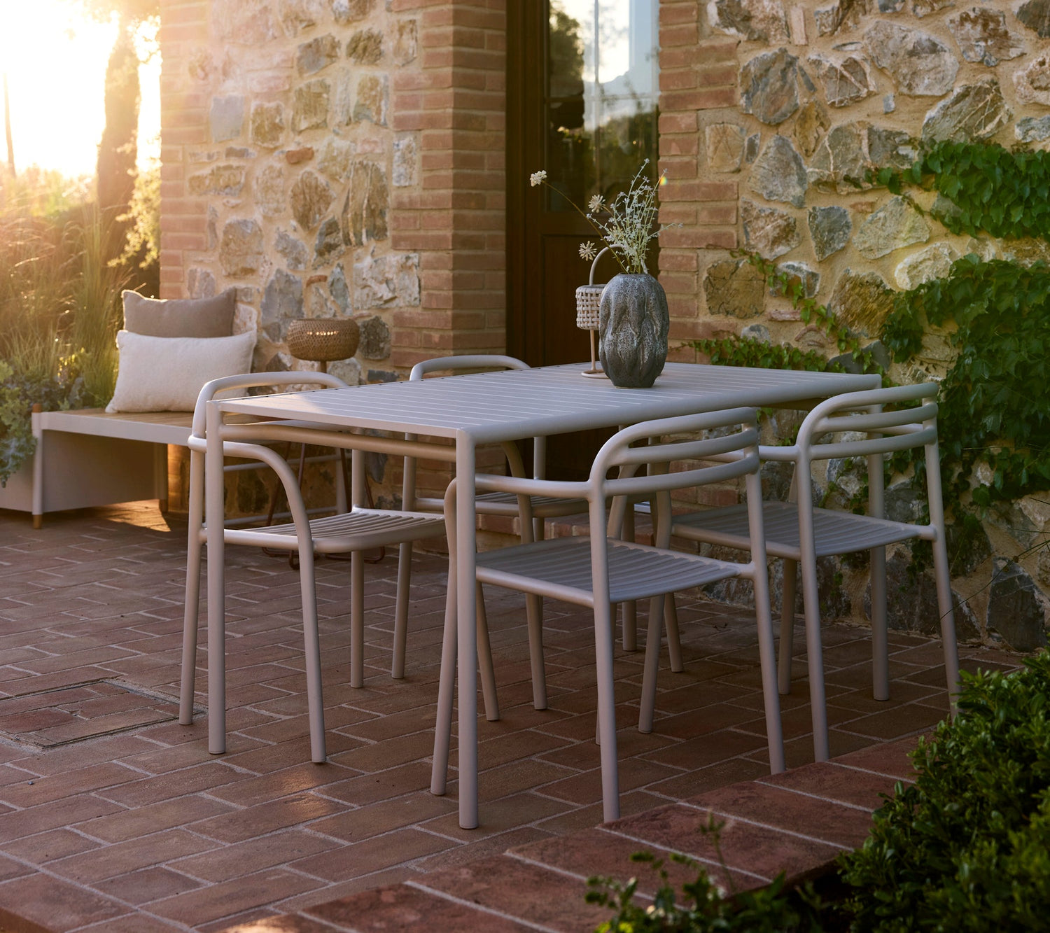 Bliss dining table rect. incl. 4 Bliss armchairs