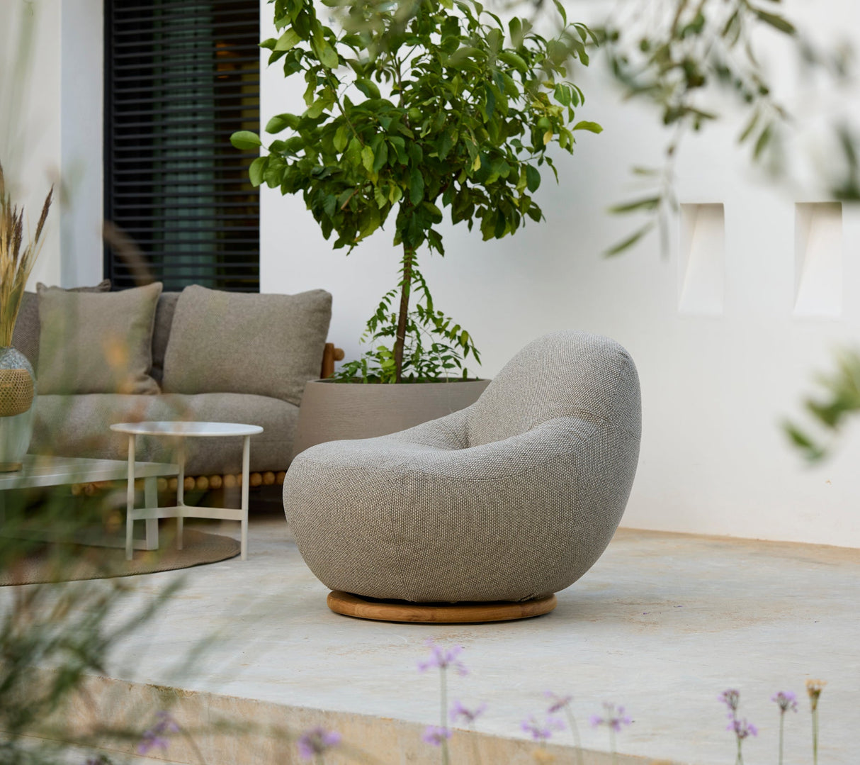 Gem lounge chair w/teak swivel