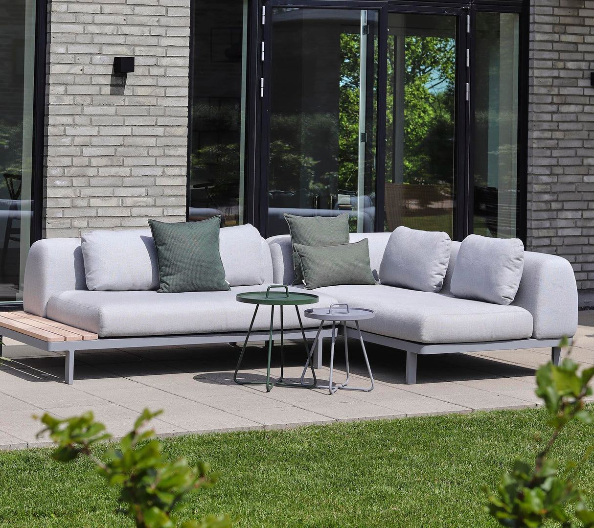 Space compact 2-module corner sofa with side table