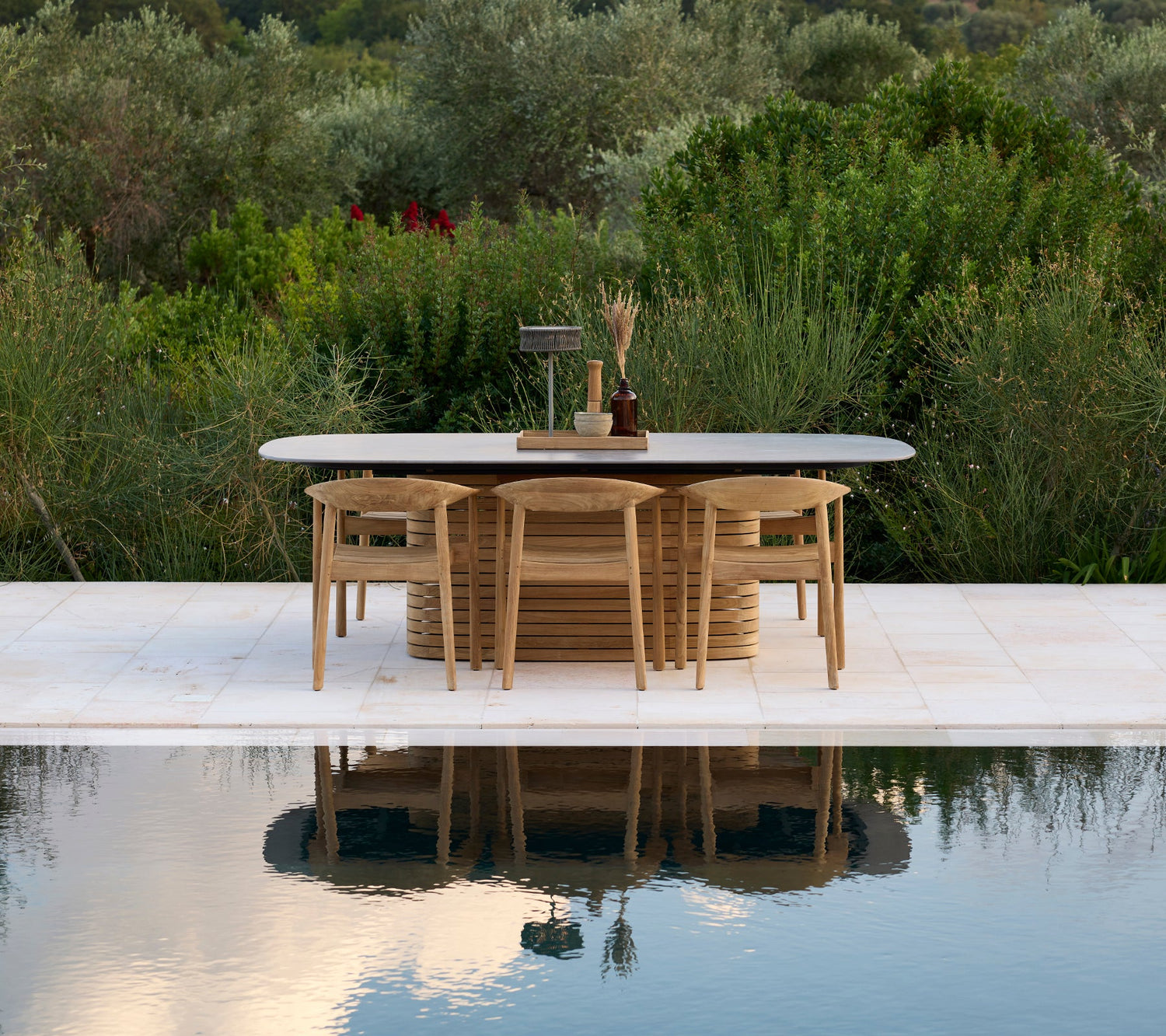 Mellow dining table, oval - medium