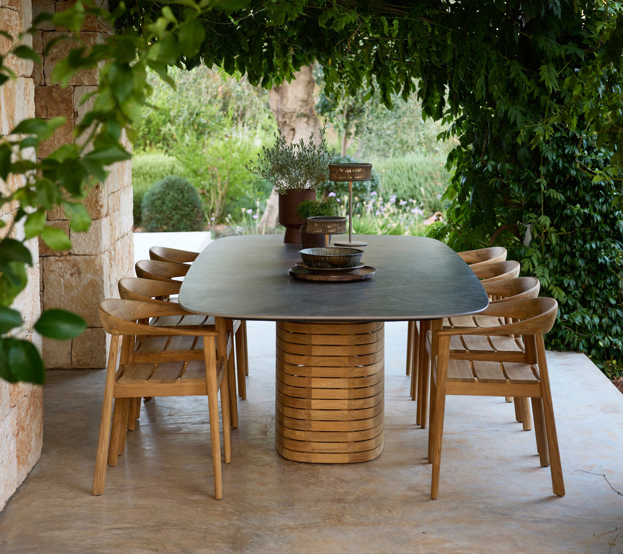 Mellow dining table, oval - large
